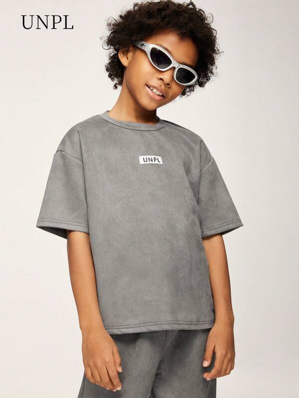 Set 2 bucăți Tween Boy, tricou cu mânecă scurtă cu imprimeu minimalist cu litere și ținută pantaloni drepte, tricou gri închis cu gât clasic, pantaloni coordonați cu picioare largi, potrivire lejeră pentru un aspect la modă. Ținuta de ton gri prezintă o atmosferă simplă, dar șic, potrivită pentru festivalul de muzică