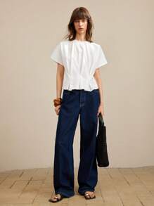 Ontre 2025新款女士休闲翻领衬衫，荷叶袖收腰设计，白色，简约时尚，适合春夏日常穿着、通勤、商务休闲等场合，高品质面料，现代都市休闲时尚，商务休闲女装，低调复古风，轻松展现气质，高端都市通勤，高品质机场女装，高端面料，高端优雅复古邮轮礼服，适合婚礼宾客，低调耐穿的基础款正式场合。