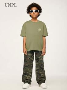 SHEIN Explorewe 2 件/套青少年男孩休闲街头字母印花短袖 T 恤搭配迷彩宽松裤，绿色印花 T 恤搭配迷彩阔腿裤，舒适时尚，适合夏季 - 軍綠色 - 查看 3