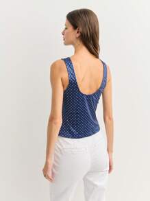 Nöista 这款波点上衣采用V领和交叉前襟设计，尽显优雅气质。无论是七月四日独立日庆祝活动、夏季叠穿，还是休闲度假造型，都是完美之选。阳光明媚的日子，怎能少了它？ - 藍白色 - 查看 2