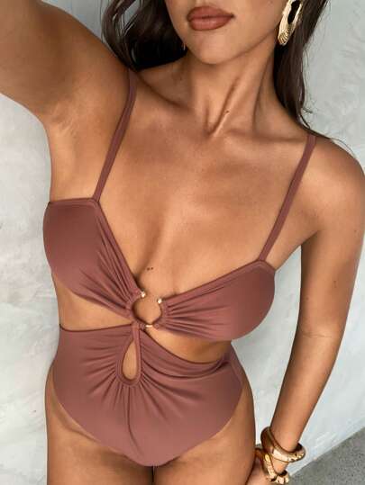 Aloruh Traje de baño de una pieza elegante y sexy con tirantes finos, abertura alta y decoración metálica sólida en color marrón, adecuado para la playa y los atuendos de vacaciones en resort