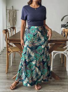 SHEIN VCAY Top tricotat bleumarin, cu mânecă scurtă și guler rotund, mărime plus, asortat cu o fustă tip A cu imprimeu floral. Un set casual și confortabil pentru vacanță/plajă, potrivit pentru vacanțe, plajă, vară, excursii scurte în oraș și stil boem.