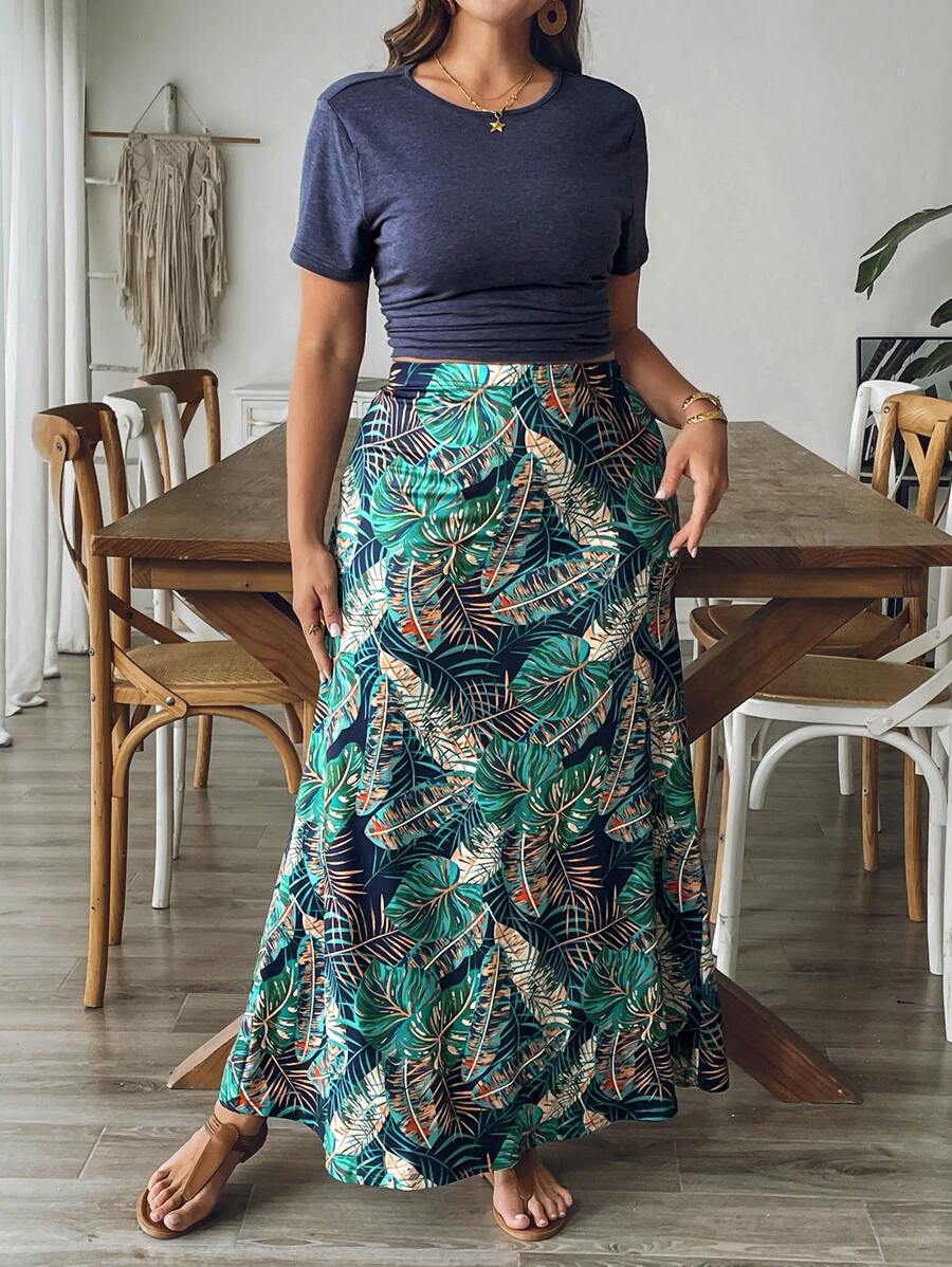 SHEIN VCAY Top tricotat bleumarin, cu mânecă scurtă și guler rotund, mărime plus, asortat cu o fustă tip A cu imprimeu floral. Un set casual și confortabil pentru vacanță/plajă, potrivit pentru vacanțe, plajă, vară, excursii scurte în oraș și stil boem.