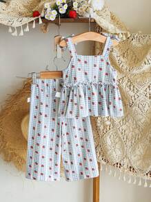 SHEIN 2 件女婴幼儿春夏时尚假日蕾丝草莓条纹纹理编织吊带背心上衣 + 裤子套装，婴儿/新生儿蓝色服装