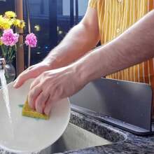 SHEIN 1 Stück klassischer Silikon Spritzschutz mit Saugnapf, Wasserbarriere für Küchen- & Laborbecken, Geschirr- und Gemüsewaschbecken, einfache Installation, verhindert Wasserspritzer und schützt die Arbeitsplatte, geeignet für Privat- und Gewerbenutzung, klassisches, flexibles Silikon Design