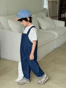 SHEIN Salopetă urbană casual confortabilă, albastru închis, cu tiv pliat, croială lejeră, din denim, cu bretele lejere, casual și versatilă pentru haine de copii, haine de purtare de patru anotimpuri și ținute de zi cu zi pentru băieți mici