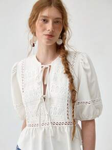 Florisole 女式春夏波西米亚风精致蕾丝装饰泡泡袖 V 领系带腰部荷叶边下摆白色衬衫 - 杏色 - 查看 6