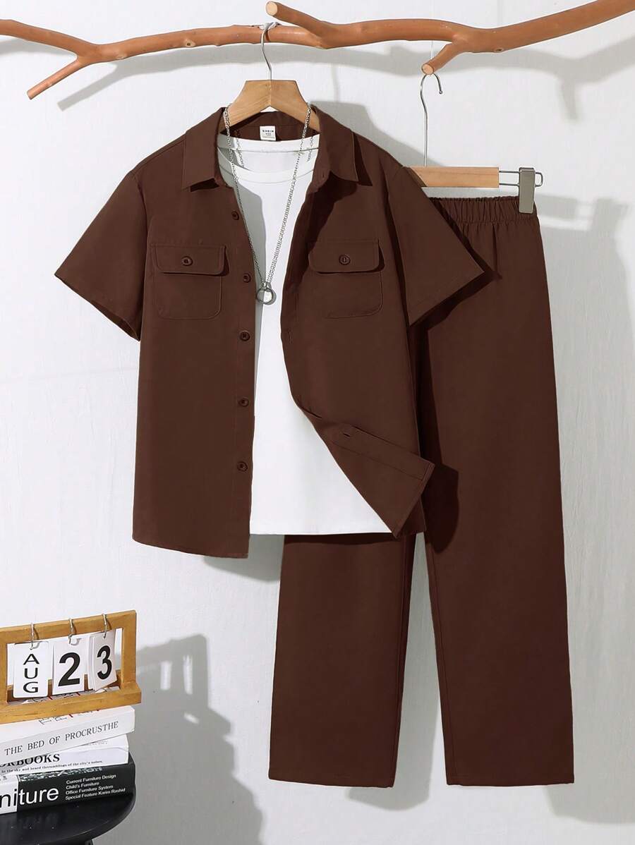 SHEIN Bộ 2 áo sơ mi tay ngắn túi ngực màu trơn đơn giản cho bé trai tuổi teen và quần cạp chun, thích hợp cho mùa thu, xuân, hạ, vui chơi ngoài trời, đi học, dạo phố, tiệc tùng và giải trí - màu nâu - Xem 1