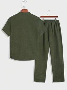 Conjunto de camisa y pantalones minimalista y versátil para niños preadolescentes, de tela suave, adecuado para el uso diario, la escuela, los viajes y los deportes al aire libre en primavera/verano, con un diseño cómodo y de estilo universitario casual