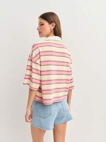 Nöista 短款 Polo 衫，条纹设计，经典白领。非常适合休闲装、校服，或为您的衣橱增添一抹运动学院风。