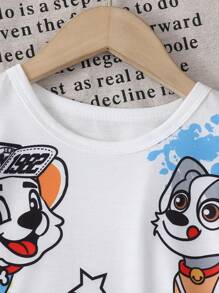 Conjunto informal de 2 piezas de camiseta de manga corta con cuello redondo y estampado de dibujos animados y pantalones cortos para niño pequeño