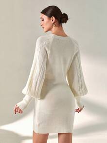 CLARA VERO 休闲圆领钻石麻花针织灯笼袖插肩袖仿金纽扣精致迷你针织连衣裙 - 白色 - 查看 2