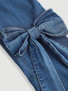 SHEIN Girlism Pantalones vaqueros acampanados de tela elástica azul oscuro con decoración de moño para niñas preadolescentes con estilo Y2k urbano y fresco. Un conjunto de prendas casual, versátil y a la moda para el uso diario o en vacaciones y fiestas de cumpleaños de niñas preadolescentes.