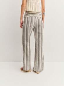 Nöista Pantalones acampanados a rayas con cintura elástica cómoda. Perfecto para atuendos de verano, vibraciones del festival de São João o looks relajados para vacaciones en EE. UU. Mezcla suave de lino.