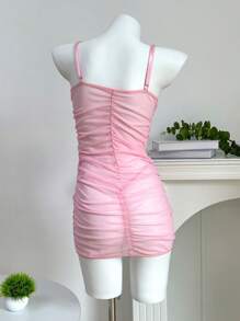 مجموعة ملابس داخلية للنساء تشمل فستان كشكش مفتوح الجانب منقوش بالورود والدانتيل بطراز بوهيمي مثير بإضافة سلسلة جي-سترنغ - وردي - مشاهدة 2