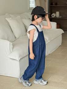 SHEIN Salopetă urbană casual confortabilă, albastru închis, cu tiv pliat, croială lejeră, din denim, cu bretele lejere, casual și versatilă pentru haine de copii, haine de purtare de patru anotimpuri și ținute de zi cu zi pentru băieți mici