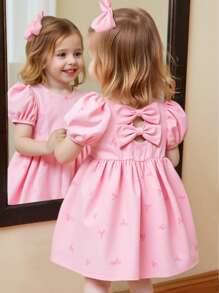 SHEIN Vestido de línea A con manga de globo, cuello redondo, decoración de volantes y lazo para bebé niña. El bolsillo con volantes, el acento del lazo 3D y la silueta de línea A aportan una dulzura juguetona. Adecuado para salidas, uso casual o como vestido de fiesta, resalta el Charm dulce del bebé, una pieza de moda. - Rosa - Ver 1