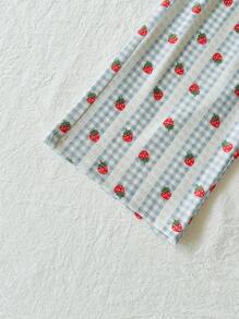 SHEIN 2 件女婴幼儿春夏时尚假日蕾丝草莓条纹纹理编织吊带背心上衣 + 裤子套装，婴儿/新生儿蓝色服装