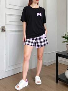 SHEIN 2pcs Teen Pajamas Set, Black Top With Blue Bow Accent, Paired With Purple Bow And Checkered Print Purple Shorts, Stretchy And Breathable Knit Fabric, Machine Washable, Comfortable And Easy Care (1 Sets Sold Separately) - Multicolor - View 1