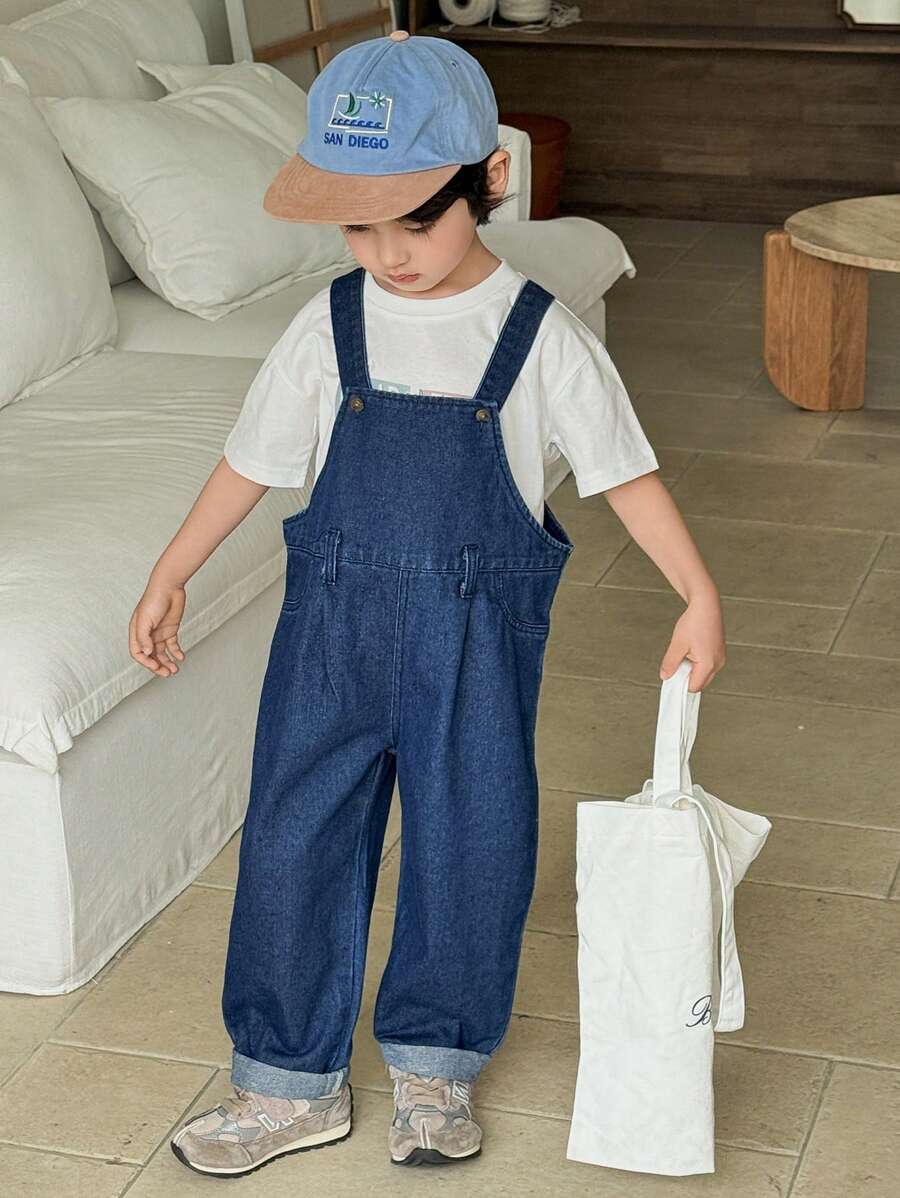 SHEIN Salopetă urbană casual confortabilă, albastru închis, cu tiv pliat, croială lejeră, din denim, cu bretele lejere, casual și versatilă pentru haine de copii, haine de purtare de patru anotimpuri și ținute de zi cu zi pentru băieți mici