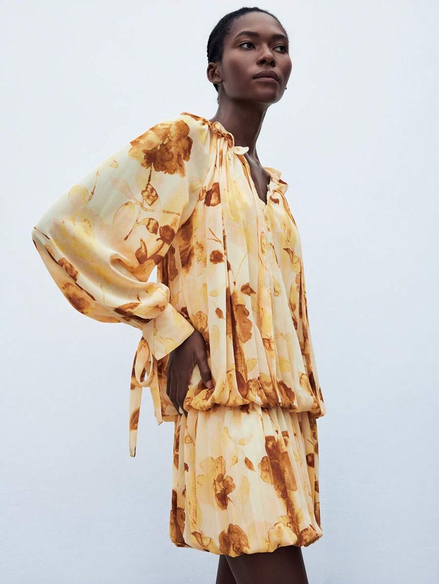 Maija 女式黄色夏季连衣裙，别致优雅的花卉印花 V 领，荷叶边细节，宽松版型，腰带，喇叭下摆，长袖，休闲海滩度假迷你连衣裙