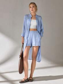 CLARA VERO Conjunto de dos piezas de algodón, camisa de manga larga con botones y nudo adelante, shorts elásticos de cintura alta con volantes, material de algodón texturizado, colección para resort de playa, ropa de verano, detalle de dobladillo crudo, estilo casual de vacaciones, silueta holgada, ropa de playa moderna, moda bohemia de verano, ropa informal y cómoda, colección de resort, conjunto casual de fin de semana, diseño contemporáneo, look fresco de verano, conjunto de tela ligera y transpirable