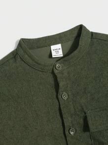 Conjunto de camisa y pantalones minimalista y versátil para niños preadolescentes, de tela suave, adecuado para el uso diario, la escuela, los viajes y los deportes al aire libre en primavera/verano, con un diseño cómodo y de estilo universitario casual