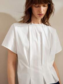 Ontre 2025新款女士休闲翻领衬衫，荷叶袖收腰设计，白色，简约时尚，适合春夏日常穿着、通勤、商务休闲等场合，高品质面料，现代都市休闲时尚，商务休闲女装，低调复古风，轻松展现气质，高端都市通勤，高品质机场女装，高端面料，高端优雅复古邮轮礼服，适合婚礼宾客，低调耐穿的基础款正式场合。