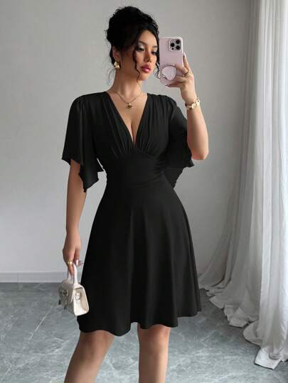 Elenzga Ny V-ringad rynkad byst, volangärm, åtsittande midja, elegant svart miniklänning för kvinnor