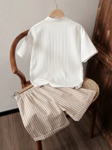 SHEIN Vintaside Kids Outfit da 2 pezzi per ragazzi adolescenti, composto da camicia con collo alla coreana in tessuto a righe e pantaloncini a righe, casual e comodo, di
