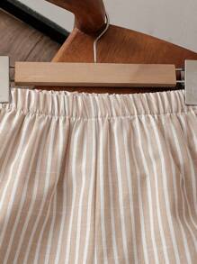 SHEIN Vintaside Kids Outfit da 2 pezzi per ragazzi adolescenti, composto da camicia con collo alla coreana in tessuto a righe e pantaloncini a righe, casual e comodo, di