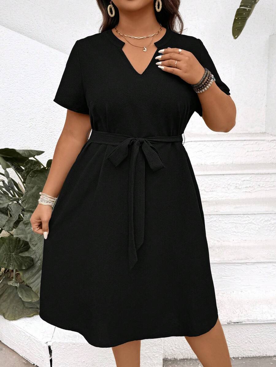 SHEIN LUNE 女式大码纯色 V 领短袖休闲连衣裙 女式春季服装 女式夏季服装 夏装 复活节服装 女式西装 女式夏季服装 毕业礼服 夏装、连衣裙 休闲大码黑色连衣裙 大码配腰带连衣裙 大码 A 字形连衣裙 女式大码连衣裙、商务休闲女装 - 黑色 - 查看 1