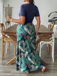 SHEIN VCAY Top tricotat bleumarin, cu mânecă scurtă și guler rotund, mărime plus, asortat cu o fustă tip A cu imprimeu floral. Un set casual și confortabil pentru vacanță/plajă, potrivit pentru vacanțe, plajă, vară, excursii scurte în oraș și stil boem.