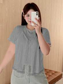 Dazy Plus Camiseta de manga corta con cuello redondo de unicolor y parches de encaje para tallas grandes - Gris - Ver 3