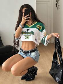 Coolane 女式夏季运动服比赛日数字图案火焰图案 V 领短款针织 T 恤，狂欢节 - 綠色 - 查看 6