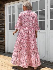 SHEIN LUNE Abito casual a 4 balze con stampa floreale sparsa di colore rosa, per taglie comode