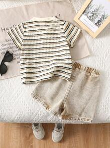SHEIN 2 件套男婴/女婴休闲趣味纹理条纹 Polo 衫和松紧腰牛仔短裤夏季服装，适合居家、户外、旅行 - 卡其色 - 查看 2