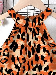 SHEIN Conjunto de top halter con hombros descubiertos y estampado de leopardo, talla grande pantalón corto con decoración de botones, para niños en verano - Naranja - Ver 3