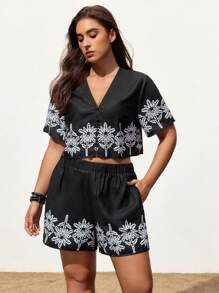 Maija 2 pièces/Set Femme grande taille Top à manches courtes et short imprimé palmier Set vacances Décontracté Professionnel Femme Sortie Hauts Bureau Vêtements Automne Femme Vêtements Rentrée Scolaire Vêtements Homecoming Vêtements Vintage Modestes Tenues de professeur Femme Romantique, Mode, Polyvalent; Confortable, Élégant, Décontracté, Simple Tenue Quotidienne