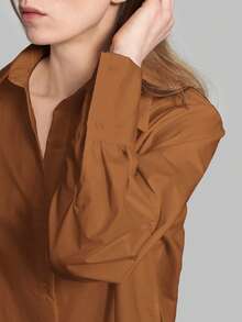Ontre 女士棕色前开襟纽扣侧开衩衬衫，都市通勤商务休闲风，优雅办公室着装，百搭女士衬衫，适合婚礼宾客穿着 - 棕色 - 查看 10