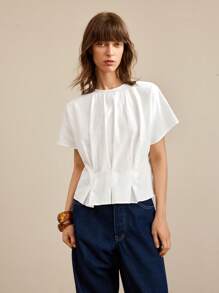 Ontre 2025新款女士休闲翻领衬衫，荷叶袖收腰设计，白色，简约时尚，适合春夏日常穿着、通勤、商务休闲等场合，高品质面料，现代都市休闲时尚，商务休闲女装，低调复古风，轻松展现气质，高端都市通勤，高品质机场女装，高端面料，高端优雅复古邮轮礼服，适合婚礼宾客，低调耐穿的基础款正式场合。