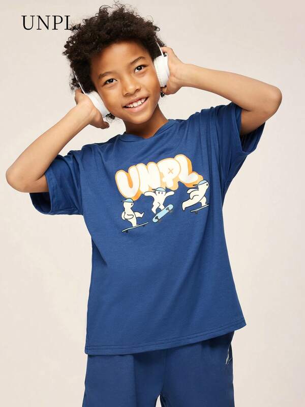 Set 2 piese Tween Boy: tricou grafic Deep Blue cu litere pline de viață și imprimeu skater, care reflectă stilul stradal american; Pantaloni scurți cu grafic skater brodat pe lateral, creând un aspect coeziv. Acest set prezintă elemente neconvenționale de skateboard și exprimă o atitudine de stradă