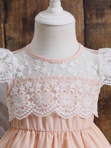 SHEIN Glamorique Kids Vestido de niña bebé con cuello redondo, bajo con volantes y parches de encaje floral, para primavera/verano