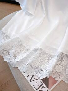SHEIN Clasi Blusa elegante de satén texturizado con ribete de encaje para mujer talla grande - Blanco - Ver 5