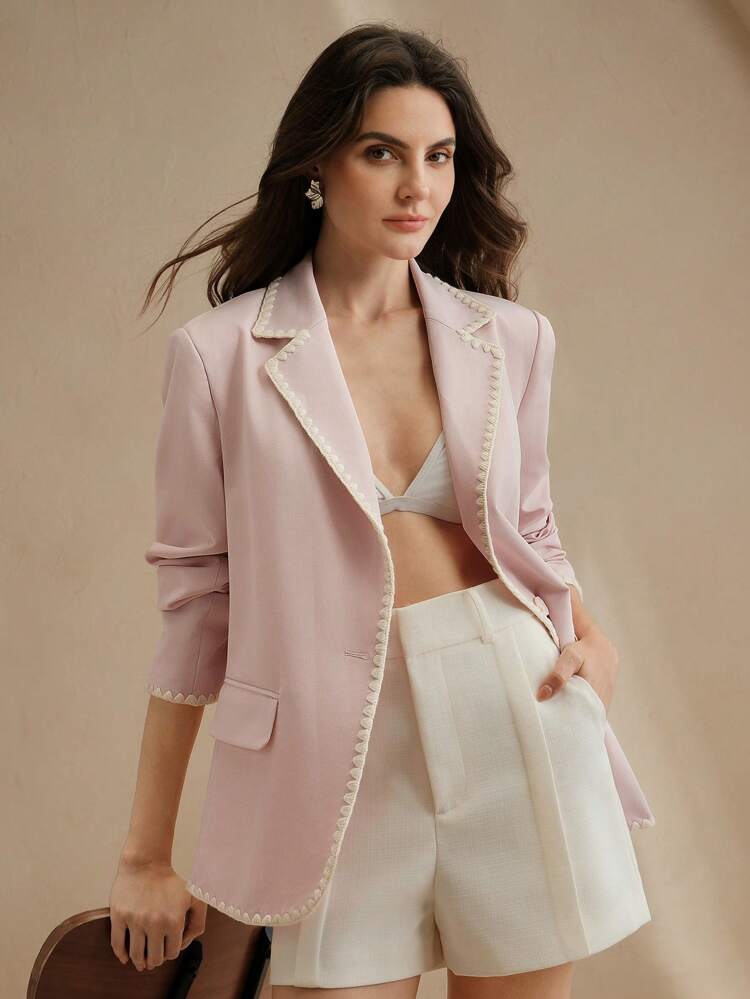 Printemps, chemise à manches courtes élégante et avec imprimé palmier, pour un look casual chic pour dames au printemps et en été