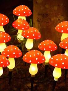 SHEIN 8 pièces/12 pièces Lumières de chaîne alimentées au soleil en forme de champignon rouge, lumière chaude pour l'extérieur, lumières de chemin à LED pour patio, convient pour le jardin, l'herbe, la clôture, les massifs de fleurs, décoration d'ambiance nocturne (nouveau style/ancien style envoi aléatoire)