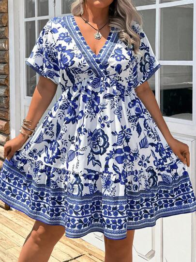 SHEIN LUNE 大码V领短款碎花连衣裙，女士机场装，茶会礼服，女士毕业礼服，浪漫优雅，度假装，极简主义，简约时尚，适合日常穿着，Ins博主装，优雅个性派对，优雅日常派对活动度假风格，节日装，波西米亚风收腰迷你连衣裙，