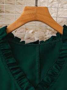 SHEIN Clasi 大码女式夏季纯色荷叶边V领短袖衬衫