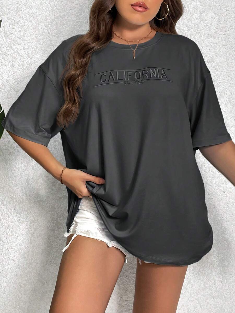 SHEIN Essnce Camiseta oversize con estampado bordado de letra, camiseta talla grande para niñas - Gris Oscuro - Ver 1