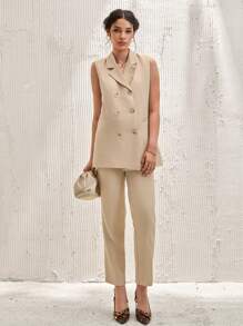 CLARA VERO Elegante chaleco sin mangas beige de doble botonadura, con diseño de solapa entallada clásica, cierre frontal con seis botones dorados, líneas limpias con ajuste entallado, silueta profesional con atractivo moderno, bolsillos delanteros al nivel de la cadera, longitud por debajo de la cadera para una proporción contemporánea, perfecto para uso profesional o casual elegante